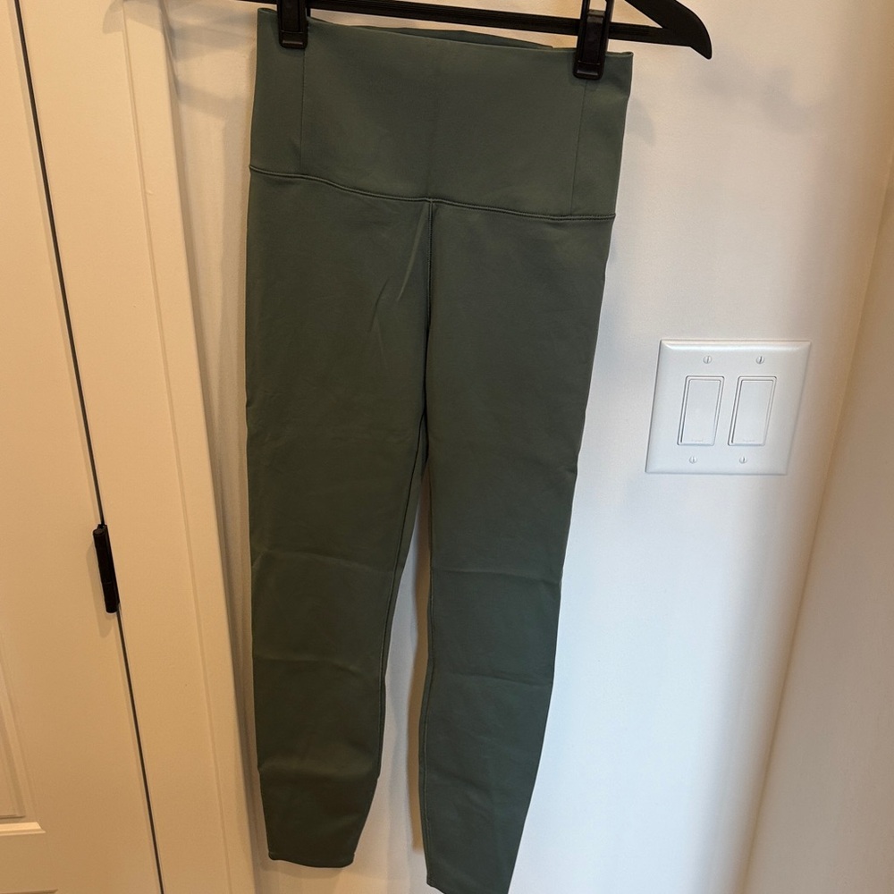 Vuori Evolve Leggings & Evolve Square Neck Bra (matching set), Size Small, Green